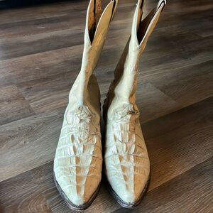 Dobiel Botas made in Mexico alligator leather cowboy boots. Good condition.